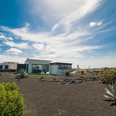 Babel - First Line Seafront House Vakantiehuis