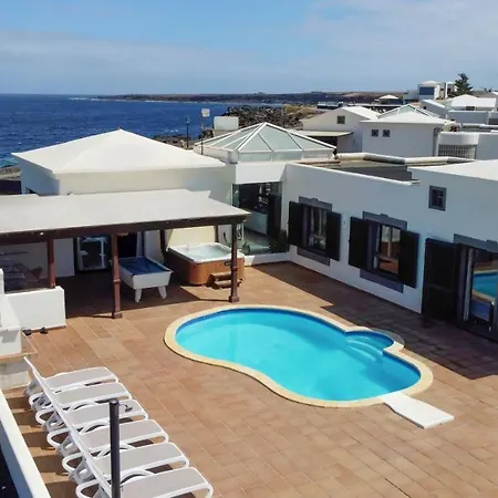 Semesterbostad Babel - First Line Seafront House Playa Blanca (Lanzarote)