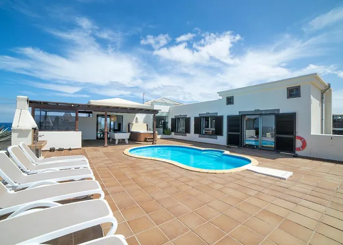 Babel - First Line Seafront House Holiday home *