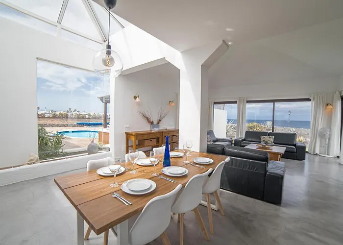 Σπίτι διακοπών Babel - First Line Seafront House